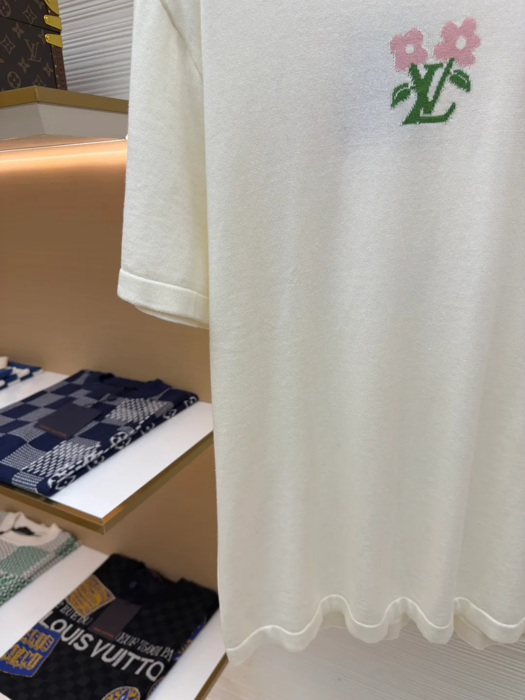 LOUIS VUITTON woolen short sleeves with floral logo ●Authentic product: Purchased and developed at 9250 ●Item number: 1680130-A55 ●Fabric: pure cotton fabric ●Technology: woolen fabric ●Version: fitted version ●Weight: about 258 grams ●Size: XS-S-M-L ●Description: Knitting is carried out using a Stoll 14-needle ultra-fine machine imported from Germany worth 47W. It is knitted at a parallel and even speed with reference to the original single-sided partial mesh bottom hanging wool structure. Each piece takes 270 minutes. During the weaving, 16 sand spits are used to alternately knit back and forth. The number of knitting rows for a single front garment hanging wool is as high as 6352. The newly woven garment has so many knots that it requires It requires pure manual thread picking, knot head inspection, random inspection before seam picking, washing, original main label, wash mark, details down to the height of the wash mark, stitching method, and final ironing. Only after a general inspection can it be packaged and shipped. It is not like those ordinary computerized flat knitting machines. In order to rush the goods, the speed is turned to the limit, and the stitches of the knitted garments are different in size, code, and patterns. The overall wiring is straight and delicate, the fabric is comfortable and soft, and the color is consistent without color difference. It can be matched with the same style to create a fashionable look and control various occasions. Customized accessories, complete with three standards, same style for men and women!